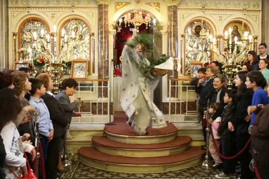 Χίος: Και φέτος ο παπα‑Χριστόφορος ξεσήκωσε τους πιστούς στην Πρώτη Ανάσταση (βίντεο)